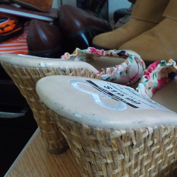 SOLD Multi Color Fabric Platform Sandals NEW - Picture 8 of 8